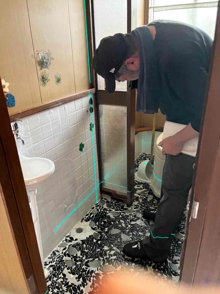 舞鶴市のトイレリフォーム施工中。和式トイレから使いやすいトイレへ改修