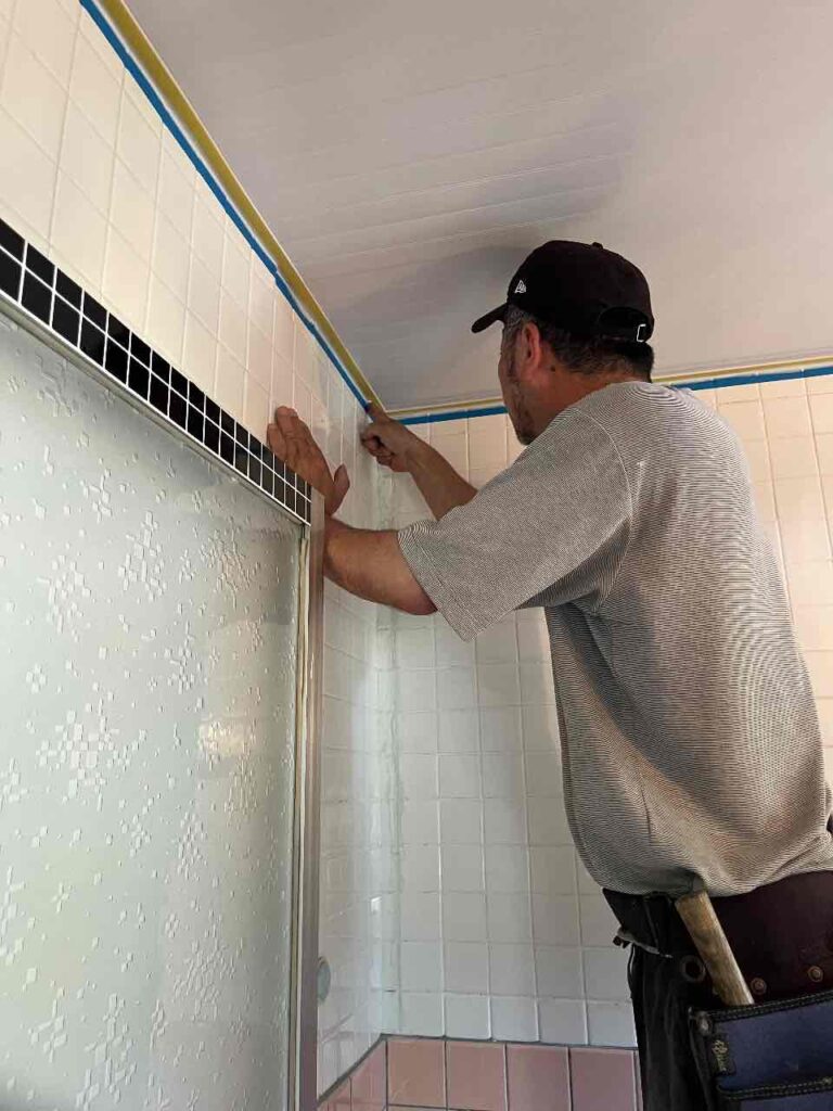 舞鶴市の浴室リフォーム施工中。床・天井・ドアを改修し手すりを設置
