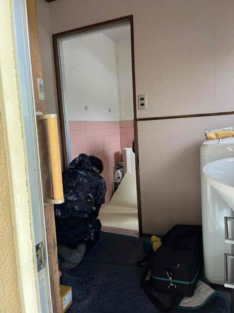 舞鶴市の浴室リフォーム施工中。床・天井・ドアを改修し手すりを設置