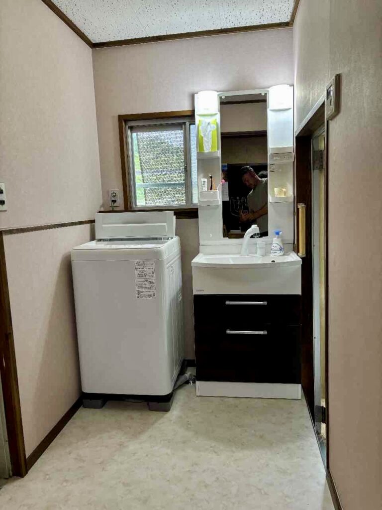 舞鶴市の洗面脱衣室リフォーム施工後。洗面台の配置を変更して使いやすく改善