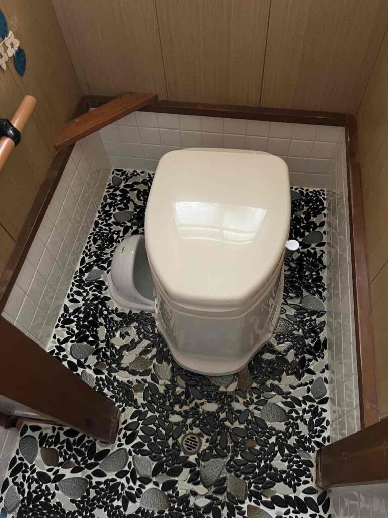 舞鶴市のトイレリフォーム施工前。和式トイレから使いやすいトイレへ改修