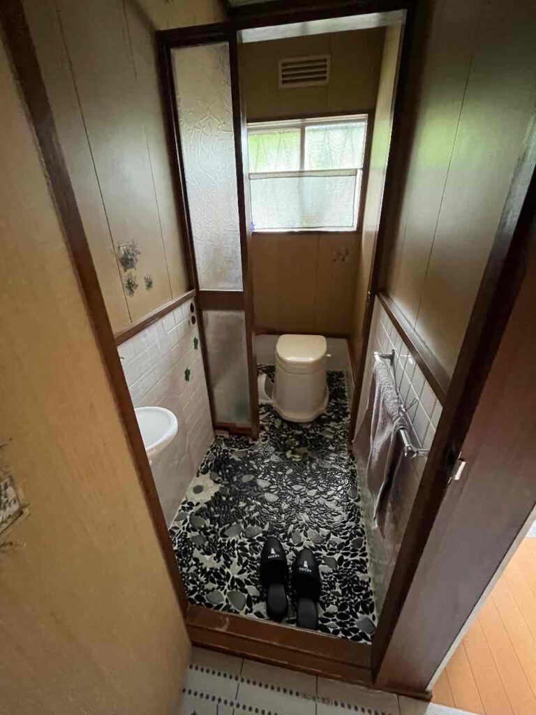 舞鶴市のトイレリフォーム施工前。和式トイレから使いやすいトイレへ改修