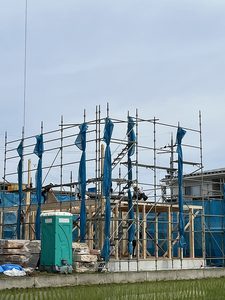 舞鶴市の新築住宅の上棟で、力を合わせて柱や梁を組み上げる大工さんたち